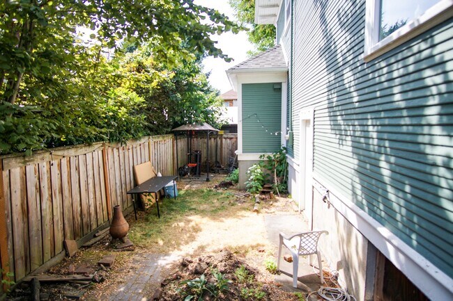 Building Photo - Delightful Rare Gem in SE Portland with Modern Amenities!