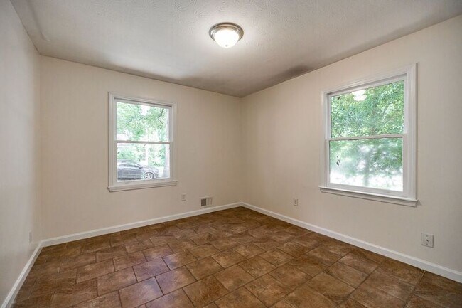 Building Photo - 170 Garnett Ridge Dr