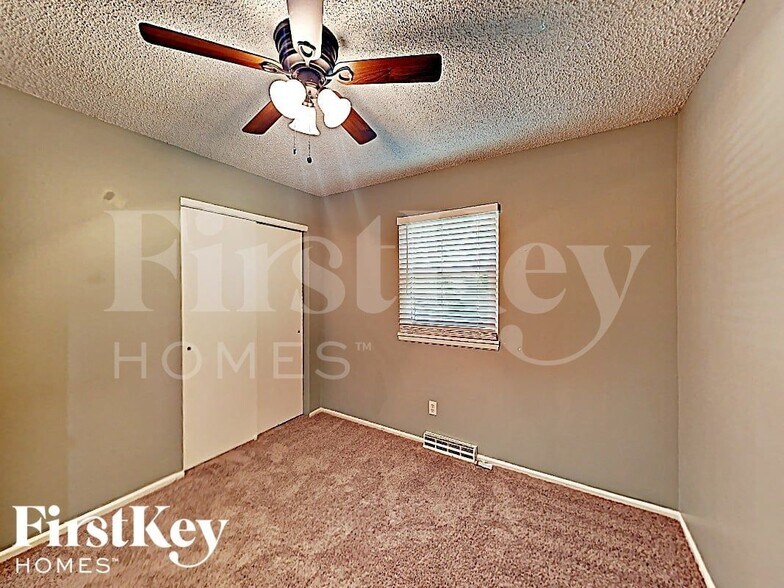 Building Photo - 5906 NW Walnut Creek Dr