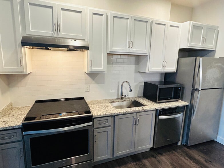 Building Photo - 550 New Holland Ave