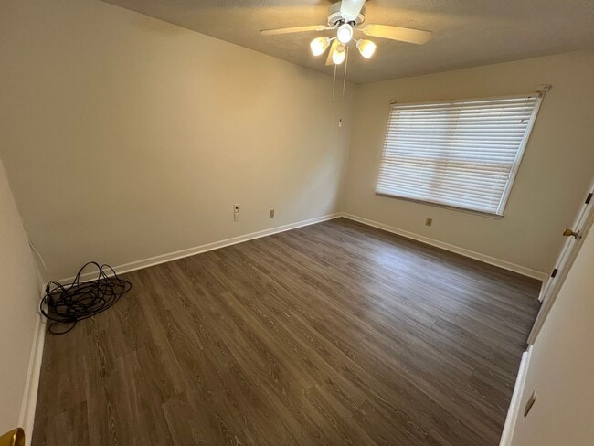 Building Photo - 2 bed 1 bath duplex