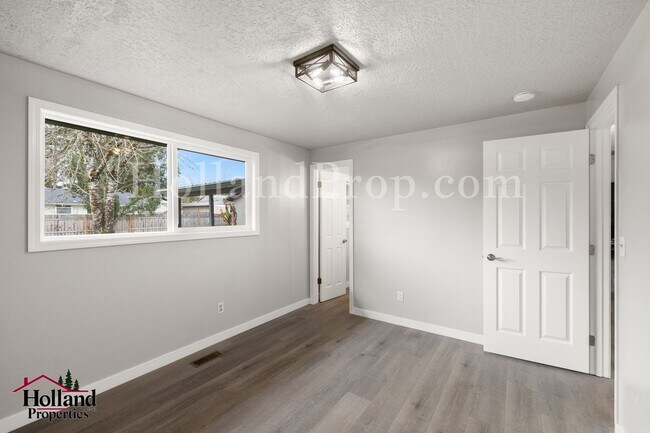 Building Photo - Fully Renovated 4-Bedroom Home with Shop, RV Parking & Expansive Yard – Oregon City