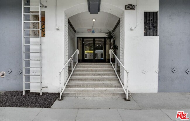 Building Photo - 1420 Flower St