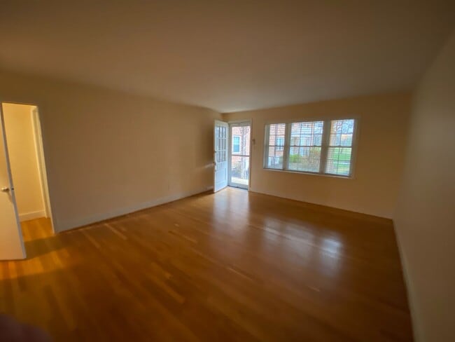 Building Photo - Two-Bedroom Apartment Directly Across from Forest Hill Park. Great Location!
