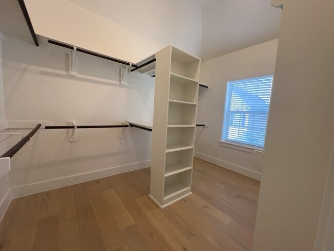 Building Photo - 10607 Enclave Shadows Ct