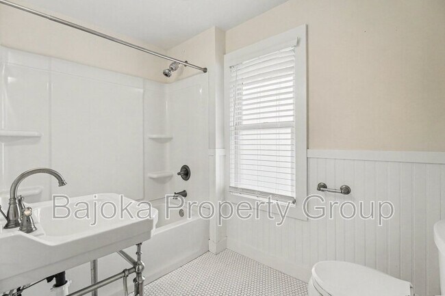 Building Photo - 127 Drace St