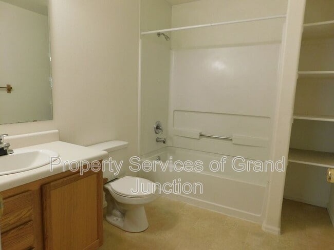 Building Photo - 657 Springbrook Dr