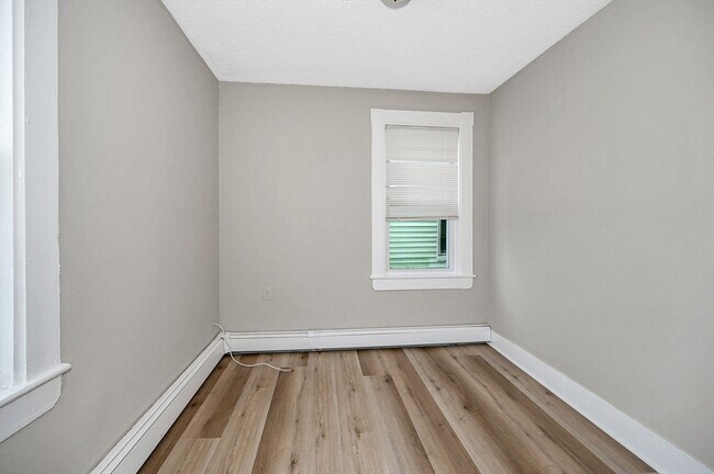 Building Photo - 50 1/2 Common St