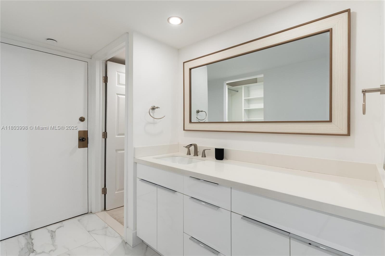 Building Photo - 1450 Brickell Bay Dr