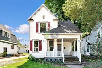 Building Photo - 3 Bedroom Eastown Home!