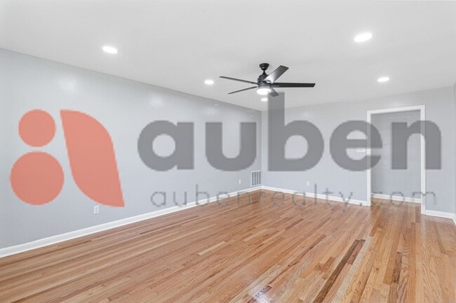 Building Photo - 4430 Lilac Ln