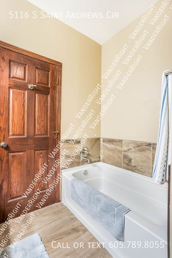 Building Photo - 5116 S St Andrews Cir