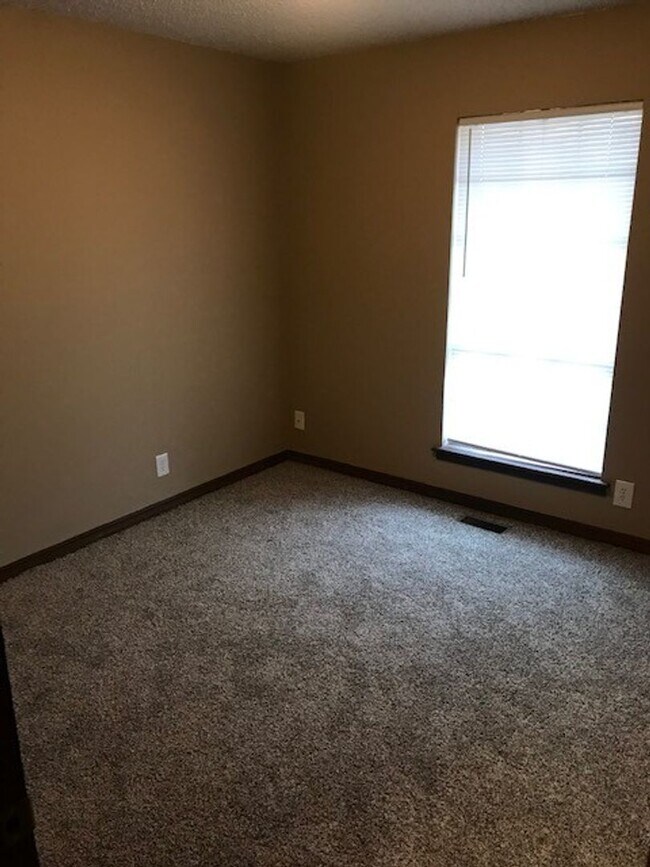 Building Photo - 3 bedroom 2 bath home