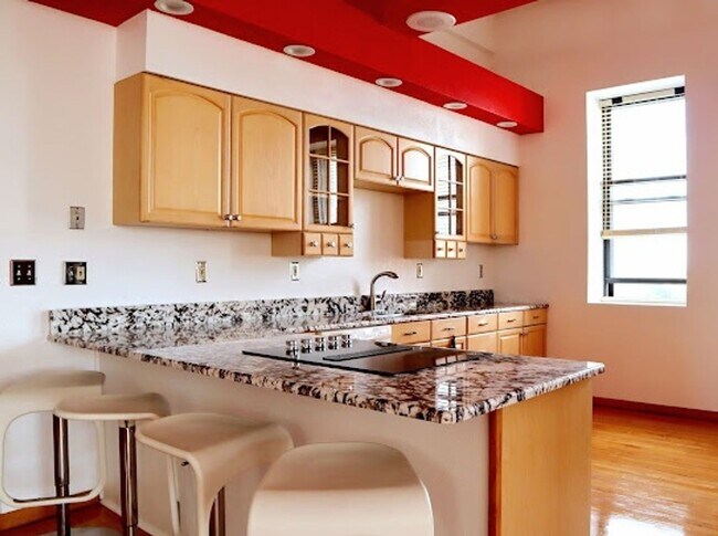 Building Photo - 335 N Superior St