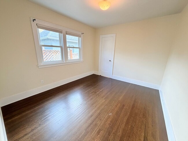 Building Photo - Charming Craftsman in Phinney Ridge - AVAILABLE NOW!