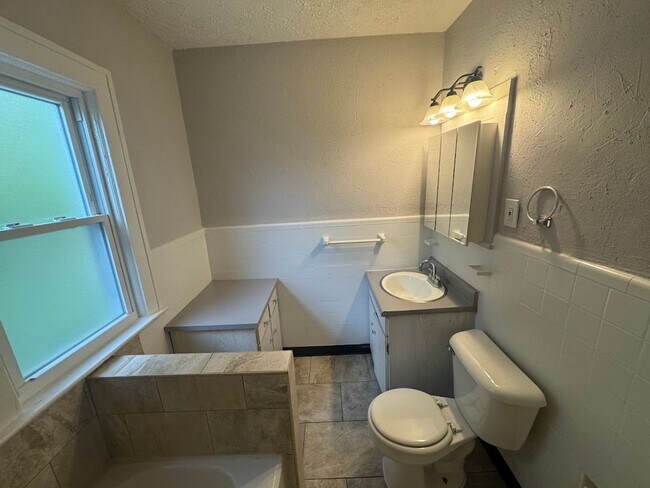 Building Photo - 3 Bed - 1.5 Bath Colonial for Rent in Clev...