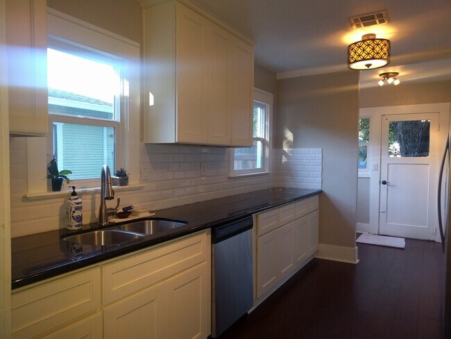 Building Photo - Craftsman Style Dream near Downtown