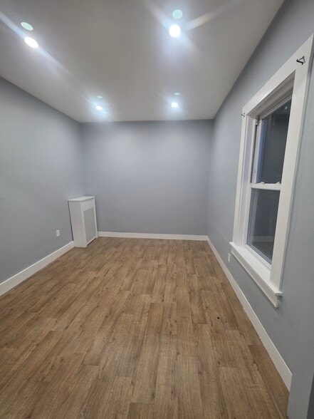 Building Photo - 28 Elm Ave