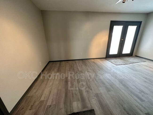 Building Photo - 1706 Surrey Pl