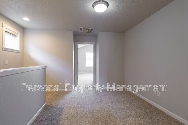 Building Photo - 5828 NE 56th Pl