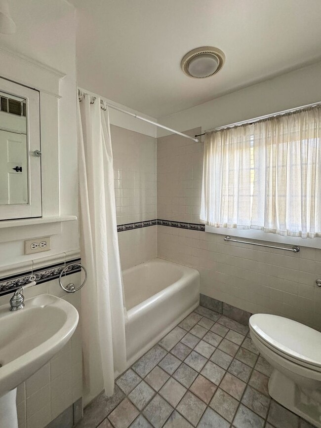 Building Photo - Stunning 4 Bed 4 Bath Haymount Home