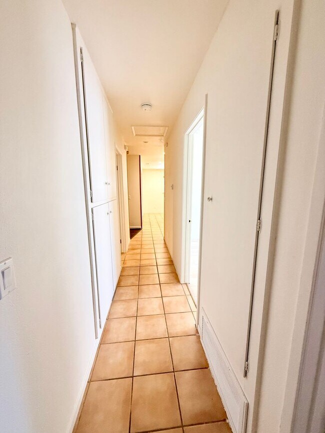 Building Photo - Luxury 1 Bedroom 1 Bathroom Available Now!