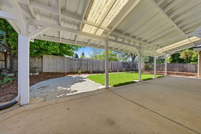 Building Photo - Executive Rental in Gold Hills