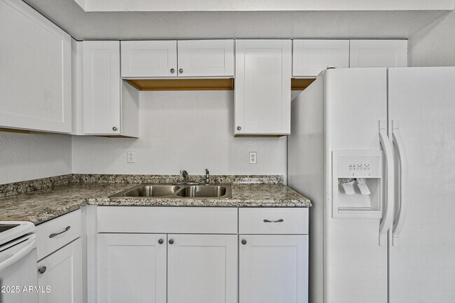 Building Photo - 2901 E Campo Bello Dr