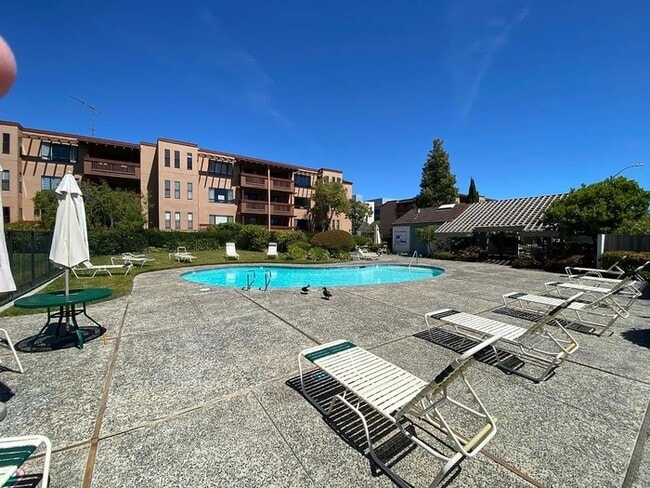 Building Photo - Remodeled 1BR Condo with Pool & Water Views Near Foster City