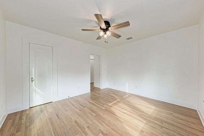 Building Photo - Stunning 3/2.5 with Office in West Lampasas