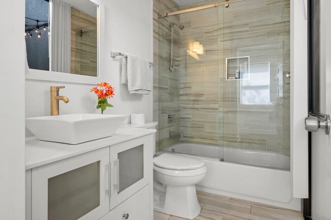 Building Photo - 4 Bedroom / 3 Bathroom Modern Contemporary...