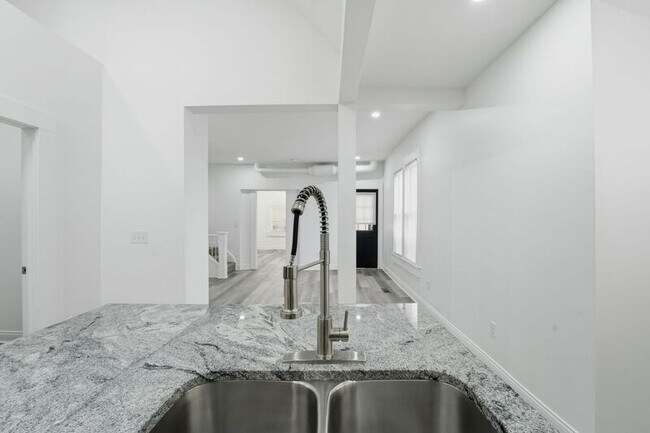 Building Photo - 522 Kelton Ave