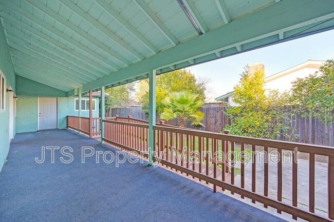 Building Photo - 865 Royal Green Ave