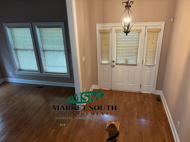 Building Photo - **APPLICATION PENDING!! Renovated Historic District!