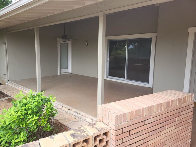 Building Photo - Mid-century home ready for move-in
