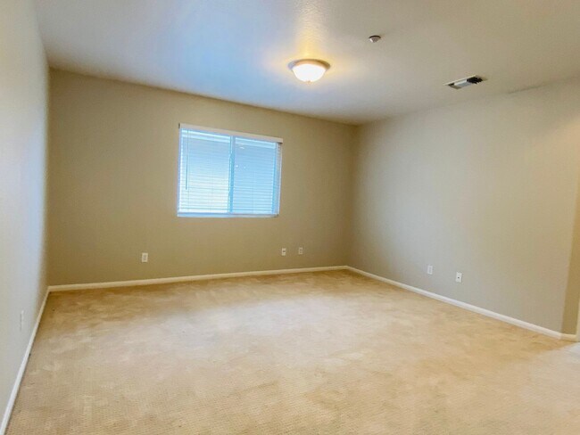 Building Photo - Spacious Encinitas home with open layout, upgraded kitchen, and private backyard