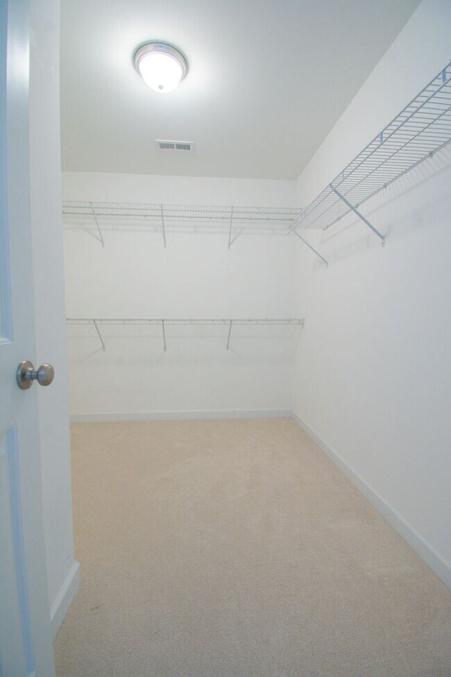 Building Photo - Available July 1! 4 Bedroom 2.5 Bathroom
