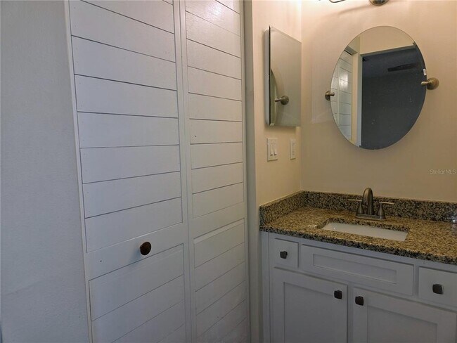 Building Photo - 1717 Needles Ln E