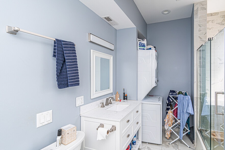 Main floor bathroom - 2526 N Rockwell St
