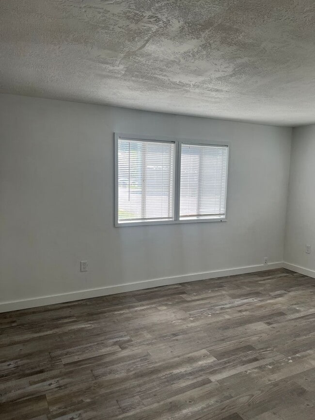 Building Photo - 2 bed, 1 bath Manufactured Home in the Mill Hollow Community!