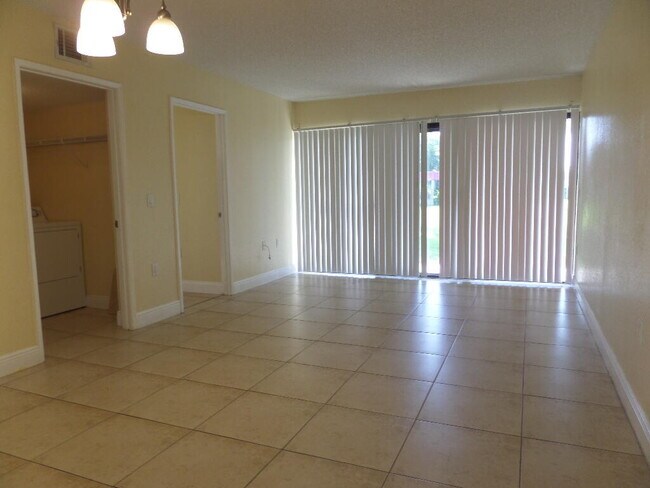 Building Photo - 1524 Lake Crystal Dr