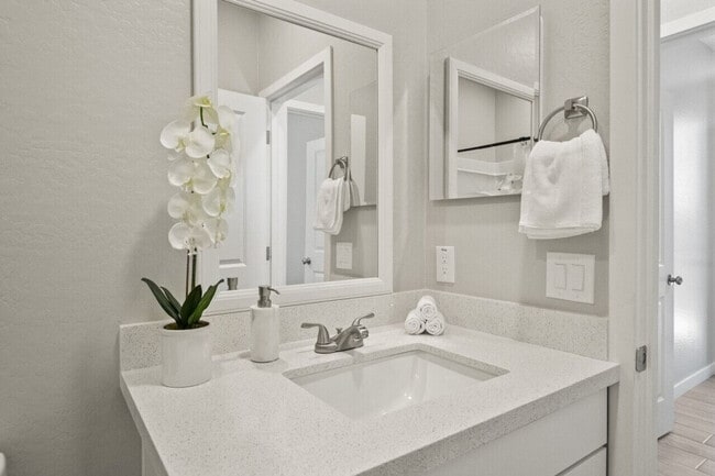 Building Photo - 6606 W Paradise Ln