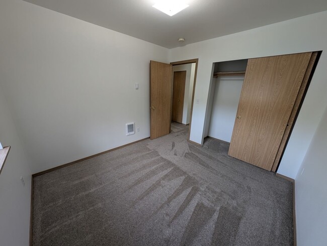 Building Photo - Centrally Located 3 Bedroom Triplex Unit Avail. for Rent - W/S/G paid with rent