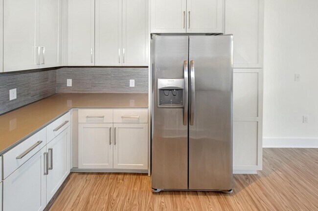 Building Photo - 650 E Brooklyn Vlg Ave