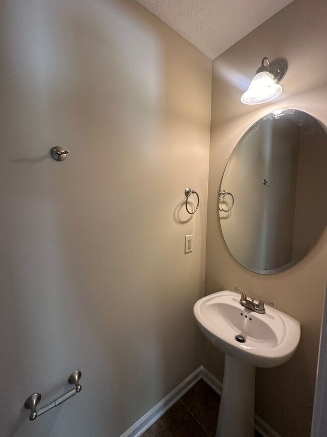 Building Photo - Beautiful 3 Bed 2.5 Bath Home with Spacious Fenced Yard