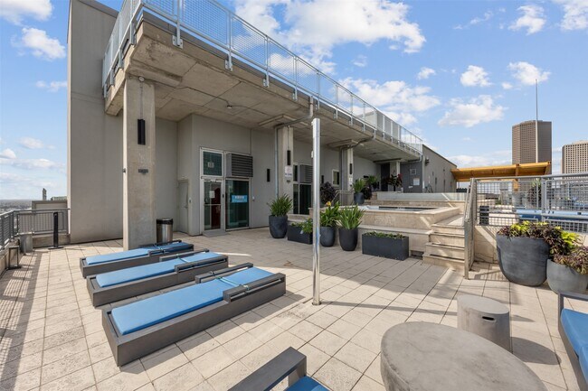 Building Photo - 2000 Bagby St