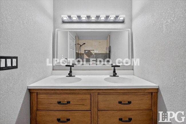 Building Photo - 2025 Caledonia St