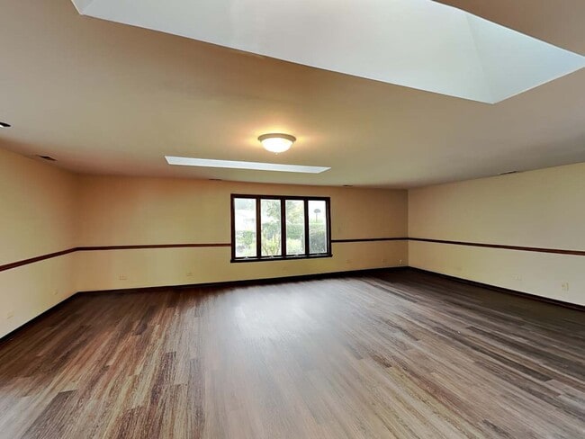 Building Photo - 16400 Sherwood Dr