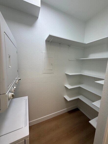 Building Photo - 15507 Moorpark St