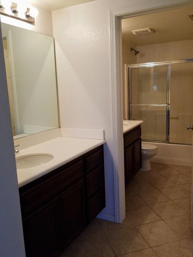 Building Photo - 1350 sqft 2 Bed plus Den, 2 Bath Chula Vista 2Car Garage, Gated community